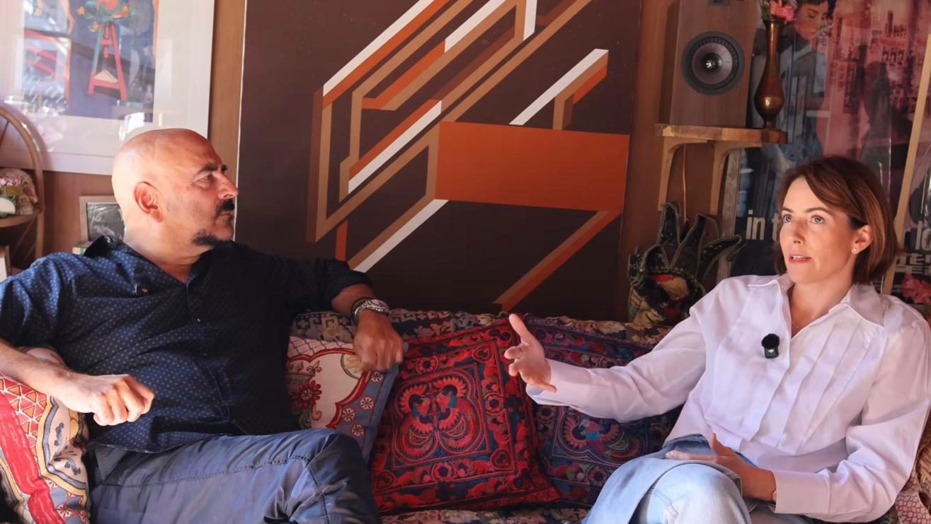 Alondra de la Parra y César Wonenburger conversando en El Diván