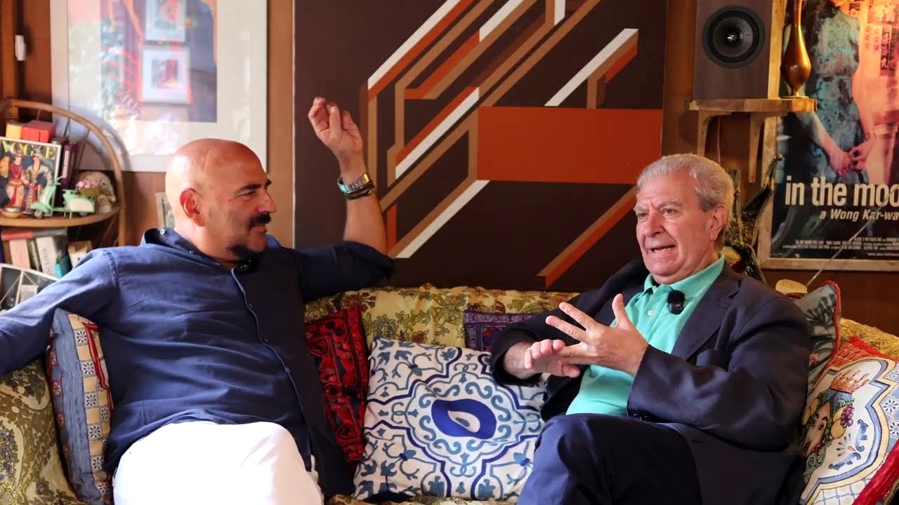 César Antonio Molina y César Wonenburger conversando en El Diván