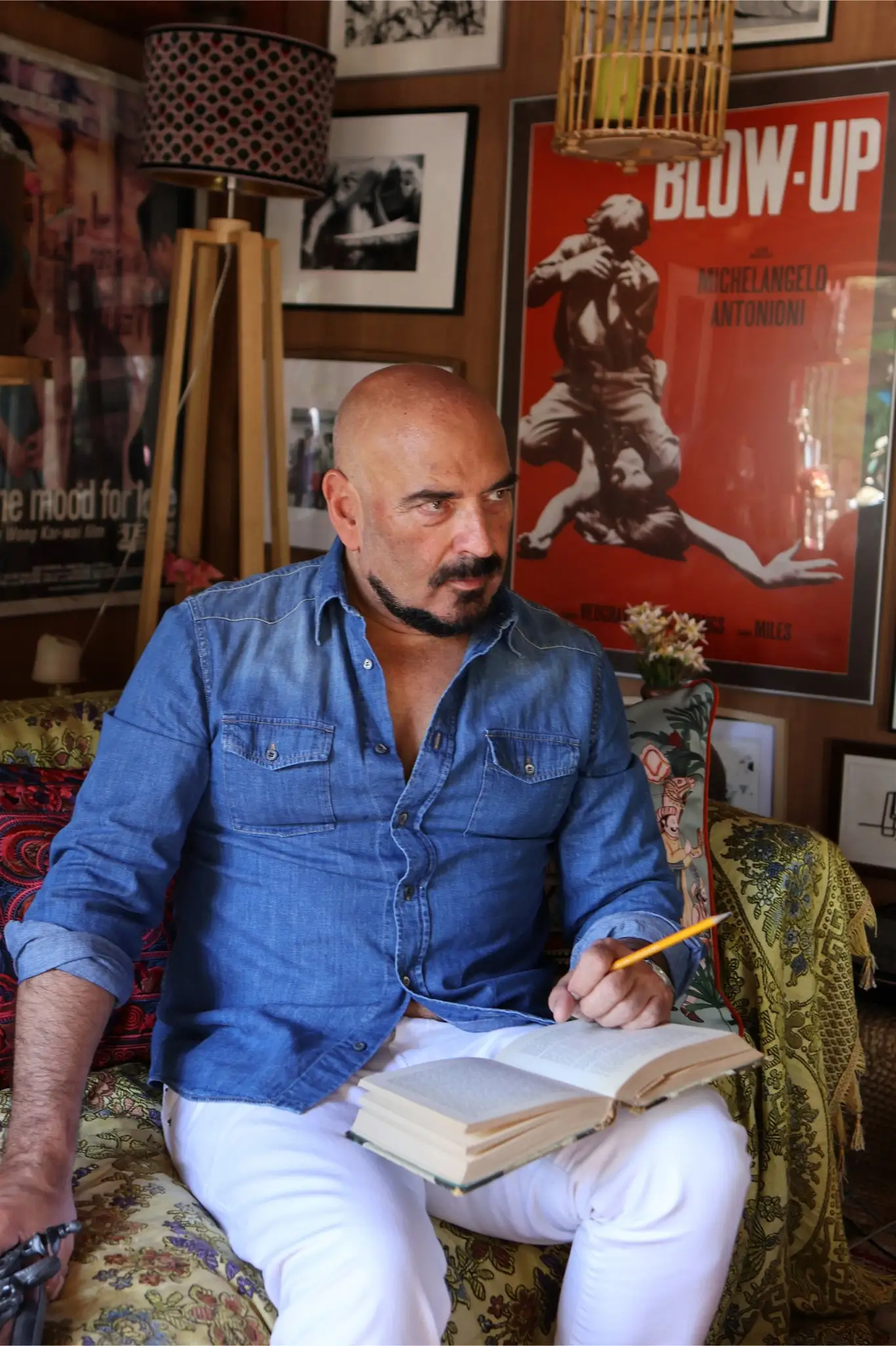 César Wonenburger en el diván, con un libro abierto y un lápiz