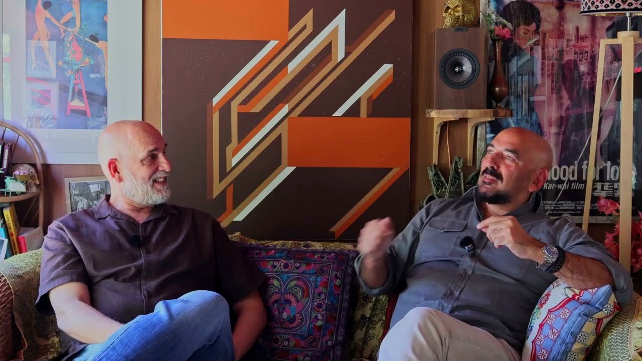 Juan Jesús Rodríguez y César Wonenburger conversando en El Diván