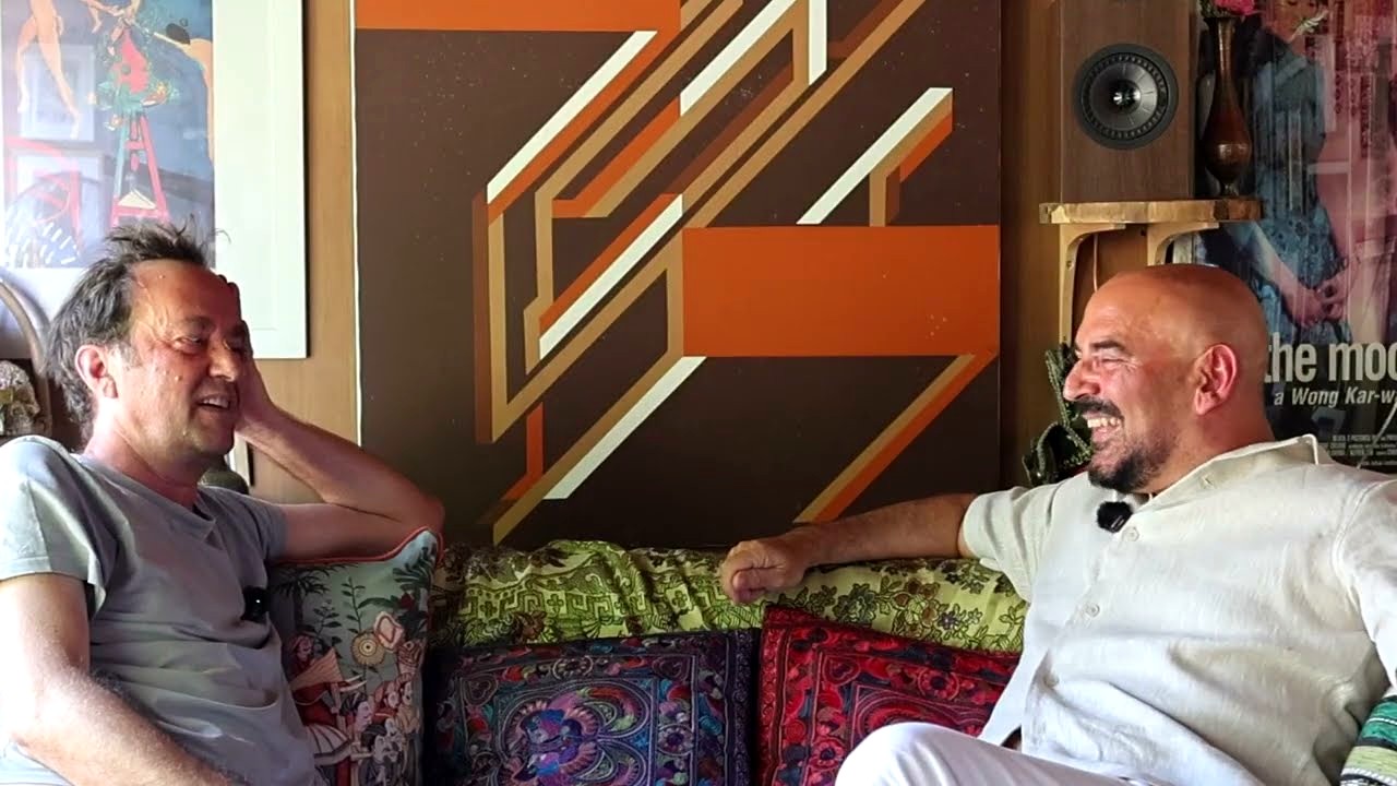 Marcos Giralt Torrente y César Wonenburger riendo en El Diván