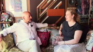 Saioa Hernández y César Wonenburger conversando en El Diván